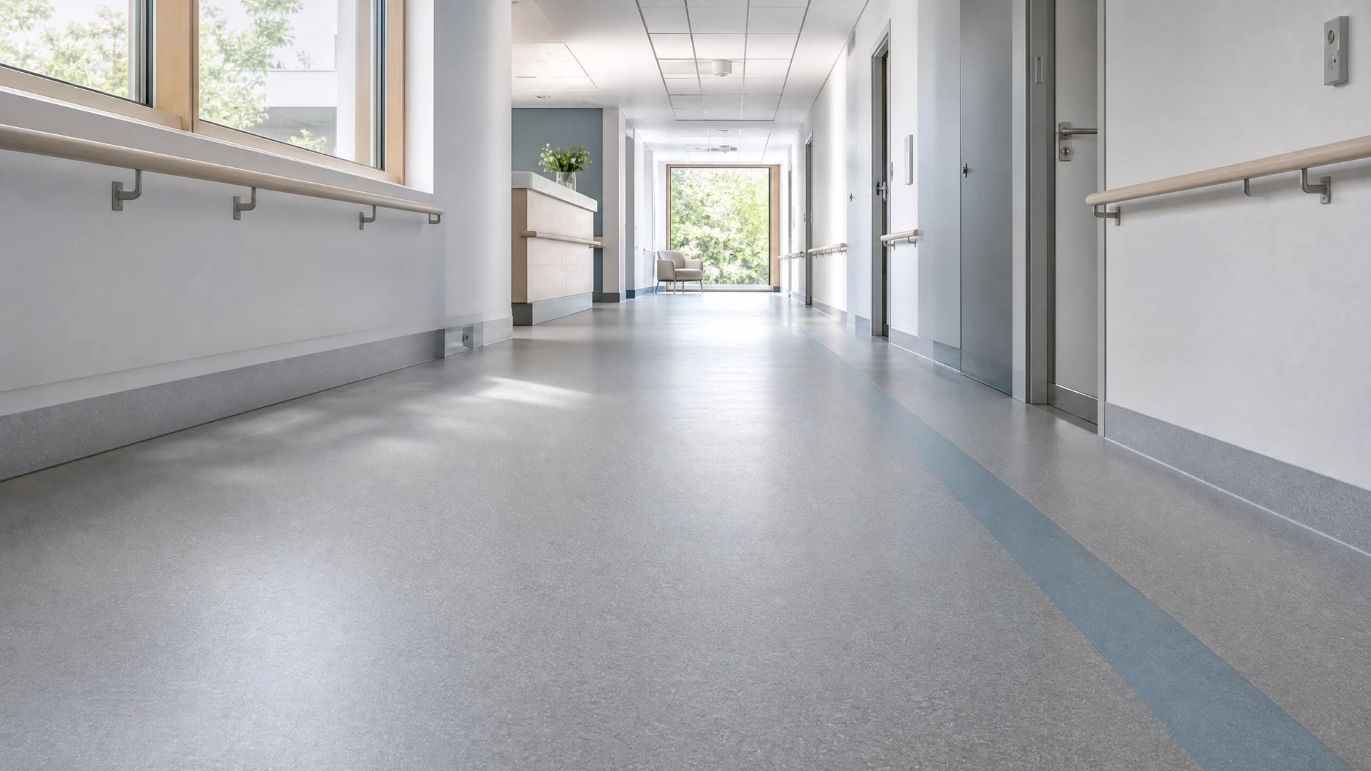 Moderner elastischer Krankenhausboden in einem hellen Klinikflur