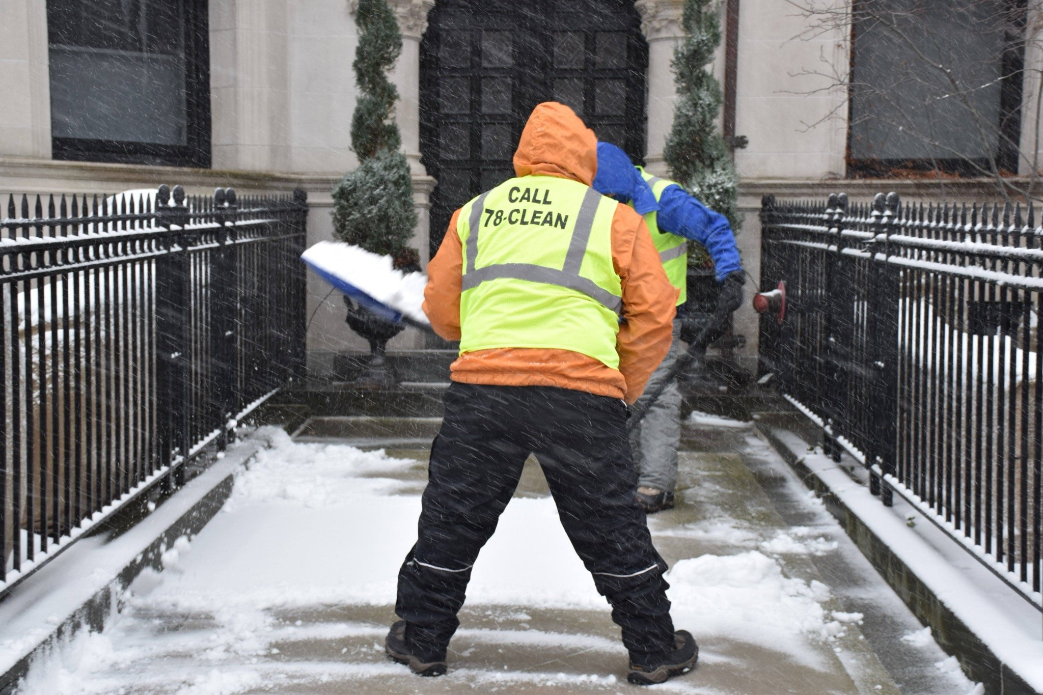 Winterdienst auf einer verschneiten Außenfläche